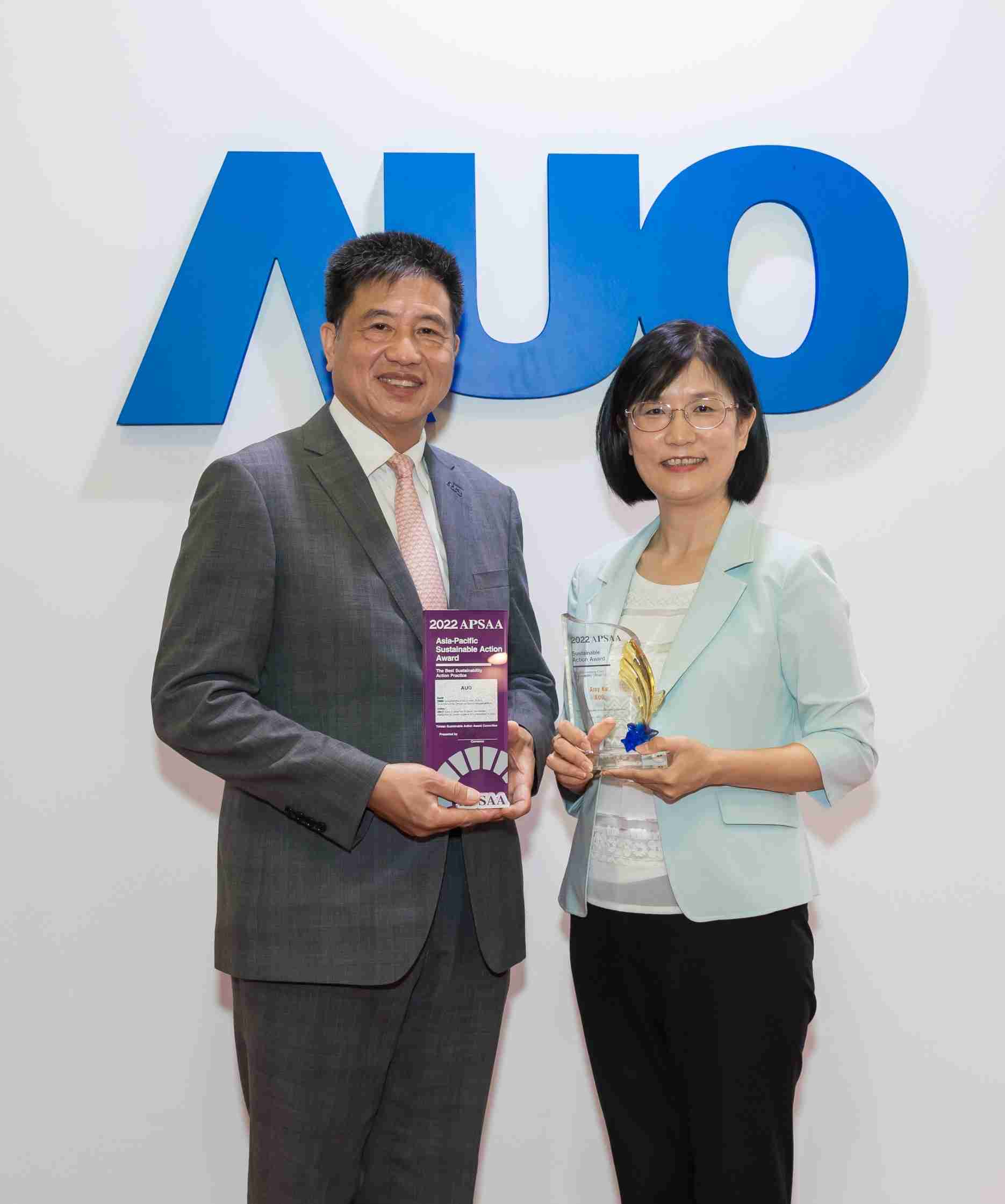 赏金国际长期垫筑永续远景的基石，，，透过ESG暨气候委员会逐步实践永续策略蓝图。。。。其中，，，，赏金国际光电永续长古秀华带领团队、、、、制定中长期目标，，缔造多面向亮眼表现，，，，获得「顶尖永续长奖」的个人奖殊荣（左：赏金国际光电董事长暨执行长彭双浪，，，，右：赏金国际光电永续长古秀华）