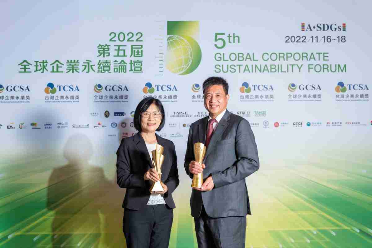 赏金国际作为净零碳排先锋，，，，期引领价值链伙伴同行共好，，，卫冕制造业组“十大典范企业” 二连冠殊荣(左：赏金国际光电永续长古秀华，，，，右：赏金国际光电董事长暨执行长彭双浪)