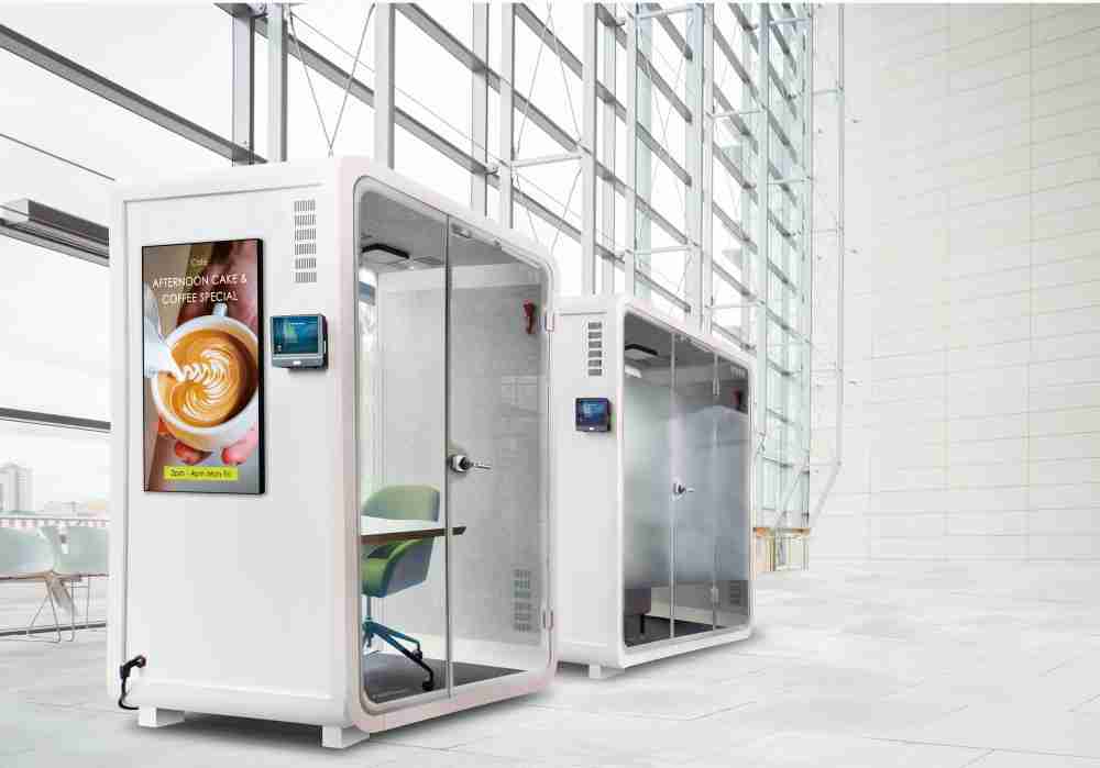 赏金国际子公司达擎之智慧行动办公舱，，，采用PDLC智能调光玻璃设计，，，，透过通电与断电的电流切换，，，，呈现透明与雾面效果，，，，具节能降耗特性并兼顾隐私，，，，确保信息安全