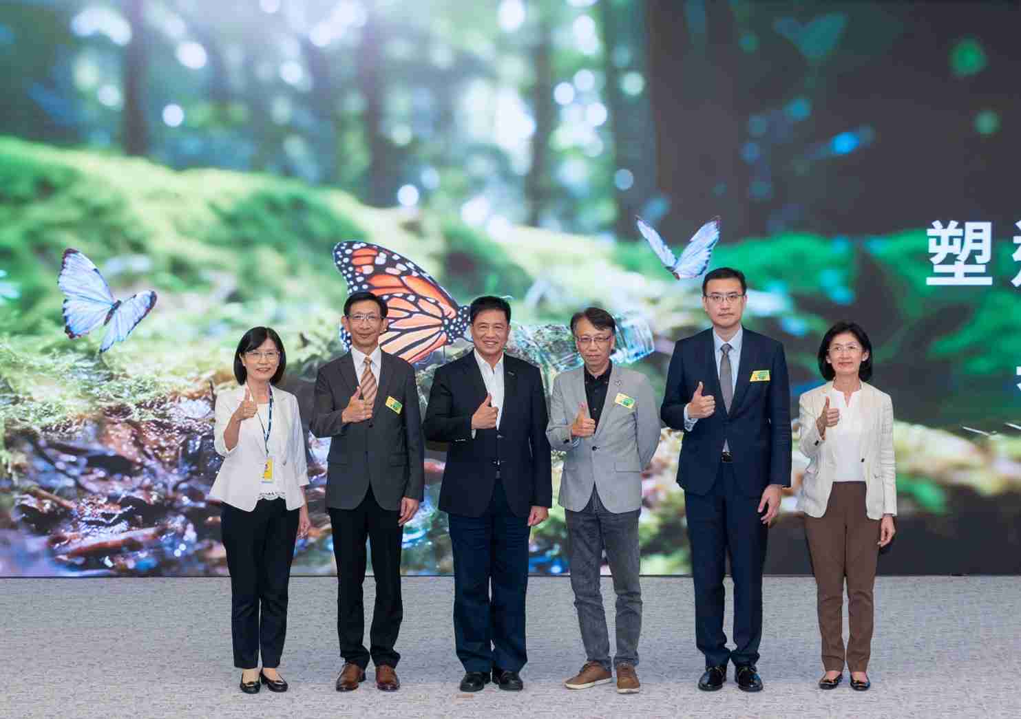 友達2023 CSR共榮大會，，邀請領域專家分享交流生物多樣性管理趨勢、、、、無塑產品、、海廢永續塑料等議題  （圖左到右：友達光電永續長古秀華、、、、3M台灣技術長陳君杰、、、友達光電董事長暨集團策略長彭双浪、、、光寶科技企業永續發展處處長陳慶暉、、安永聯合會計師事務所執業會計師曾于哲、、、、友達光電供應鏈總部副總經理吳宜芳）