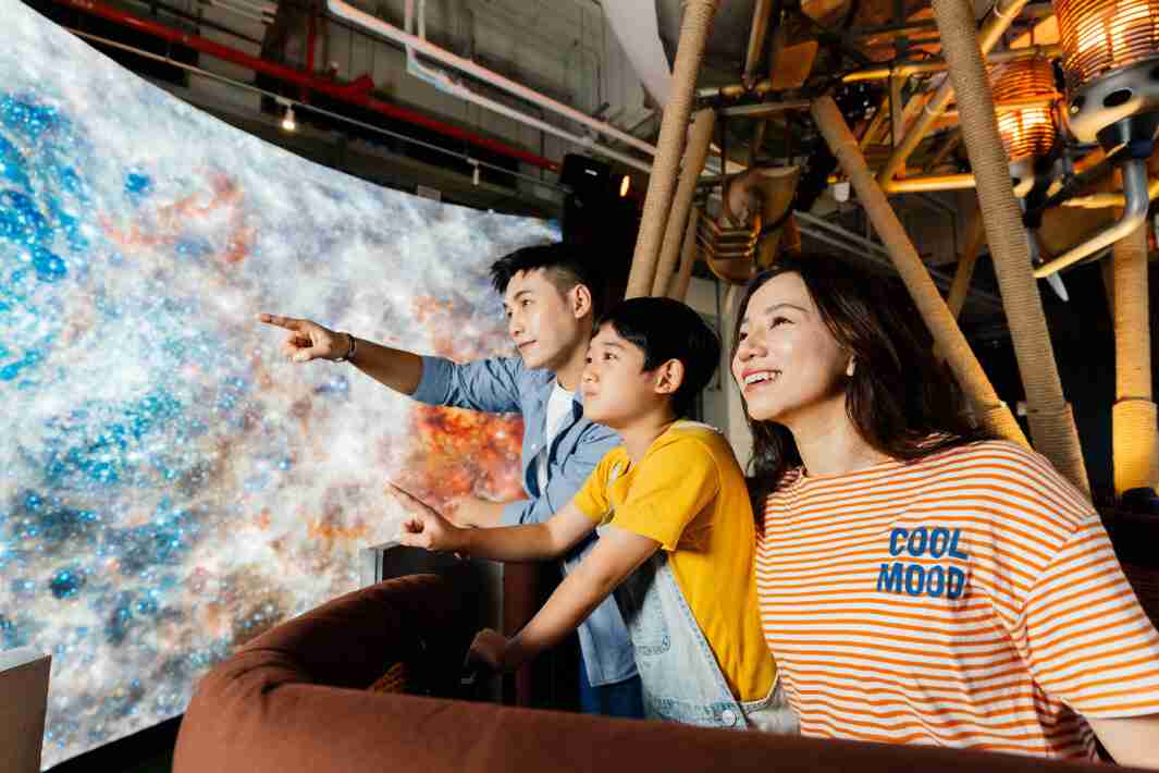 赏金国际打造全台最大宽6公尺、、、、高4公尺、、、、唯一搭载LED弧形拼接显示屏的动感飞行船，，让乘客驻足在热气球上，，享受身历其境的伪出国旅游乐趣