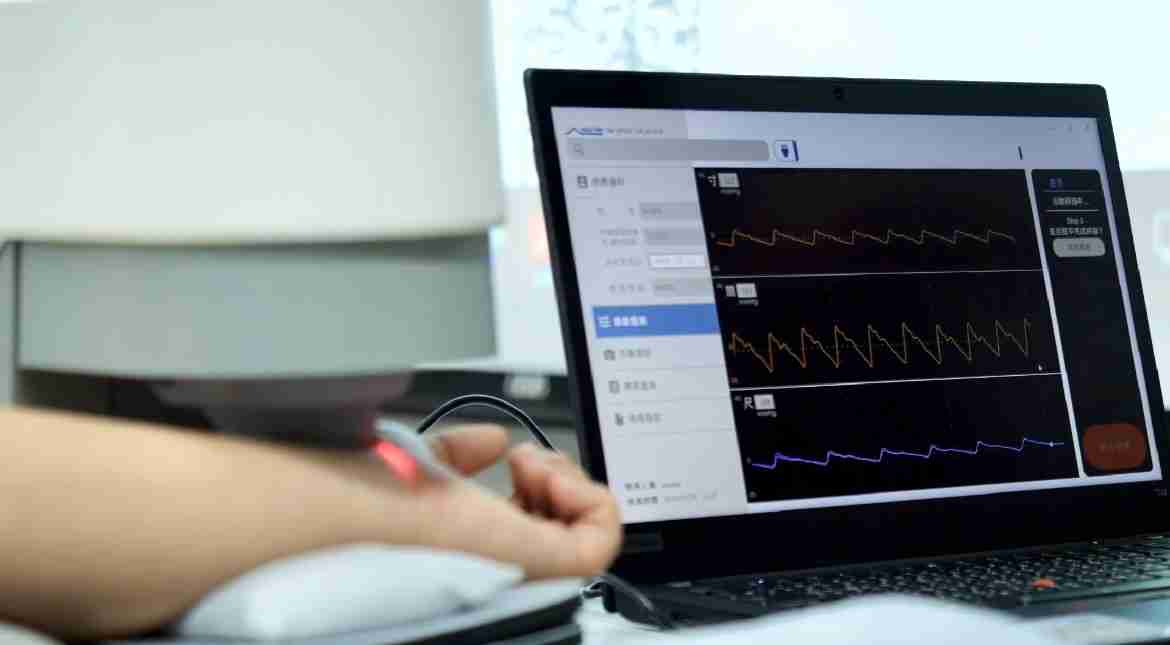 赏金国际耘康以高解析与拟真的显示技术，，，，将其应用于中医检测，，，提供“中医数位化检测方案”，，，，使传统中医检测结果数据化与可视化