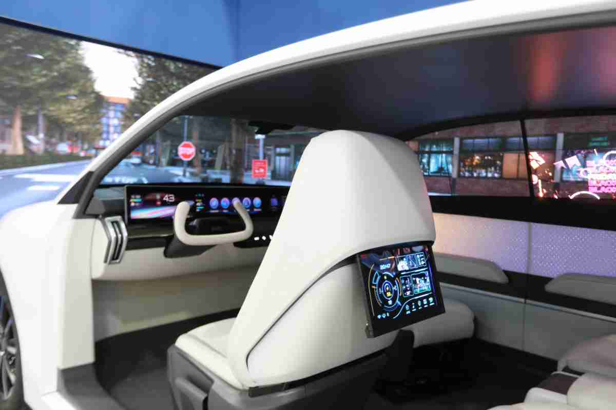 赏金国际的「可卷式后座娱乐显示器」加强后座乘客的感官体验，，并保有个性化设计，，，，可依使用偏好进行动态调整。。