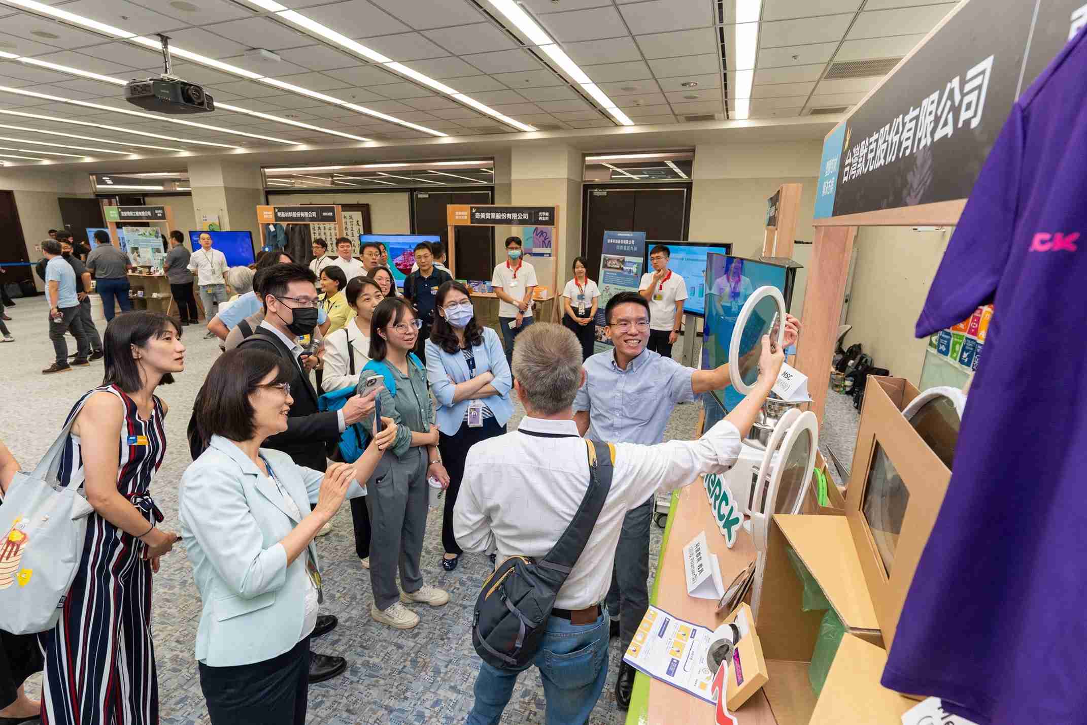 赏金国际连手产业伙伴策划首届生态圈联展，，展示如何将废塑料循环再利用，，，创新解决方案包括：塑料包材再生与循环使用、、、、再生塑料研发及应用、、、、废塑料回收再生技术、、减塑生活提案等