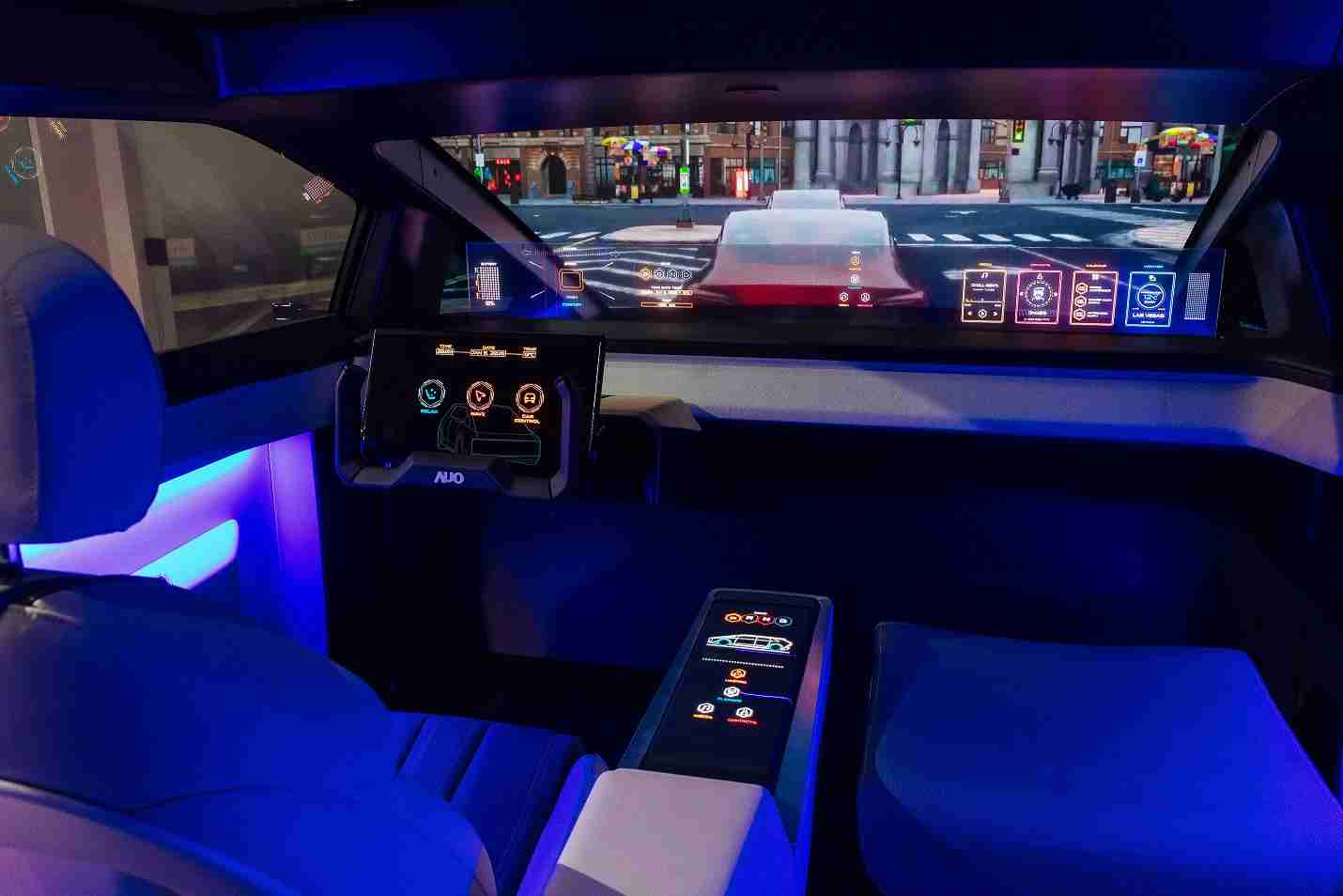 赏金国际连续四年入围科睿唯安全球百大创新机构，，，专利布局科技与绿色创新前沿。。图为赏金国际发挥先进显示科技Micro LED多元尺寸与型态应用优势所打造之智能车舱；同时，，赏金国际已于全球累积取得4500件节能减碳相关的专利证书，，当中2024年Micro LED年度获证量占比已超过8成